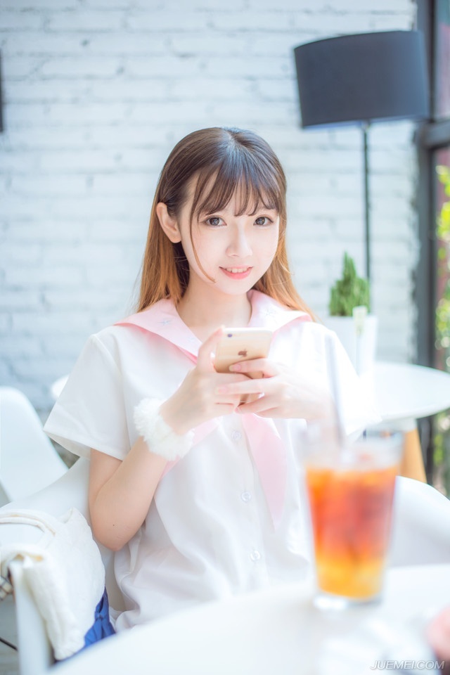 “如果是，你想怎样？为他报仇吗？”吕布微微眯起了眼睛，神色渐渐冷了下来，在小乔略微凸起的肚子上扫了一眼，挥手止住想要说什么的大乔，冷然道。